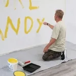 Vorstandsvorsitzender von Starcar Jens E. Hilgerloh malt eine Wand in in der TV-Sendung Undercover Boss