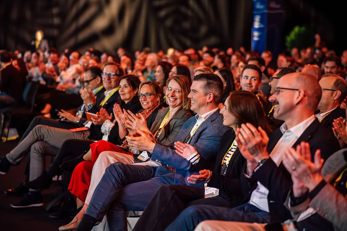 Ein Bild des lachenden und applaudierenden Publikums.