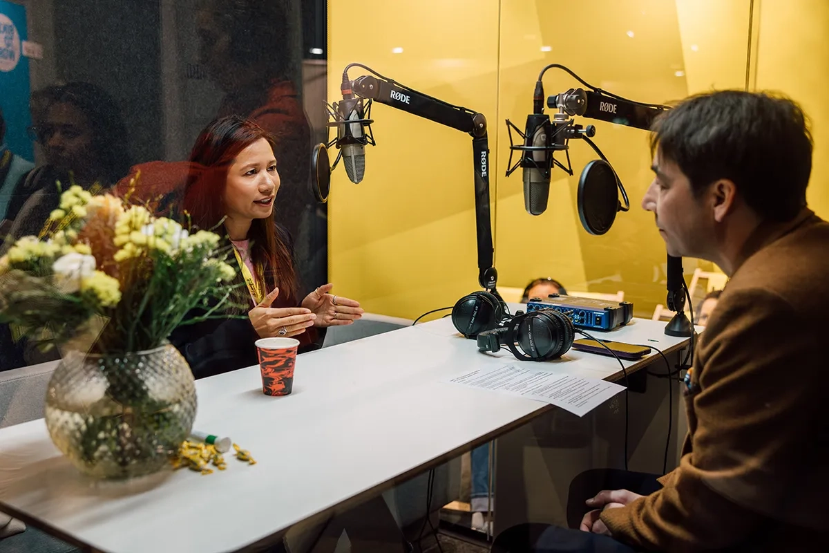 Chefredaktor Daniel Thüler bei der Aufnahme des Live-Podcasts mit HR-Collective-Initiantin Linh Grethe.