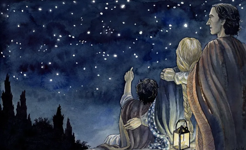 Eine Aquarell-Illustration zu „Der Herr der Ringe“ von Anke Eissmann. Drei Figuren betrachten von einem Balkon oder einer Anhöhe aus friedlich einen tiefblauen, stark leuchtenden Sternenhimmel. Links unten im Bild sieht man die dunklen Silhouetten von spitzen Bäumen. Rechts steht ein großer Mann mit dunklem, schulterlangem Haar und markantem Profil in einem braunen Umhang. Er hat seine Hand auf die Schulter der Figur vor ihm gelegt. Diese mittlere Figur hat langes, blond geflochtenes Haar, trägt ein blaues Gewand mit Sternenmuster am Saum und hat schützend den Arm um eine dritte, kleinere Person gelegt. Vor der mittleren Figur leuchtet eine kleine Laterne. Die kleine Figur ganz links – mit dunklem, lockigem Haar – hebt den Arm und zeigt fasziniert hinauf zu den Sternen.